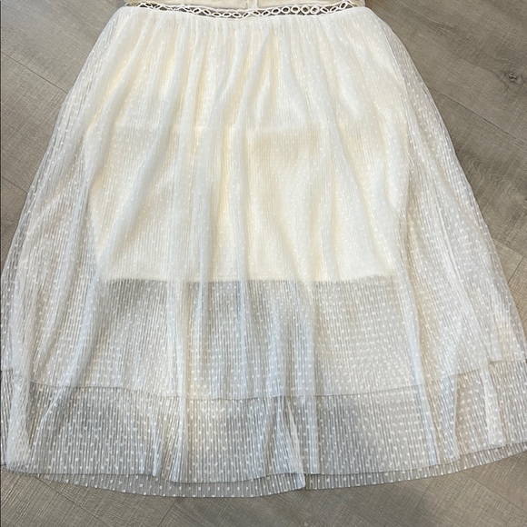 Chic White Midi Dress with Lace Details - Picture 4 of 7